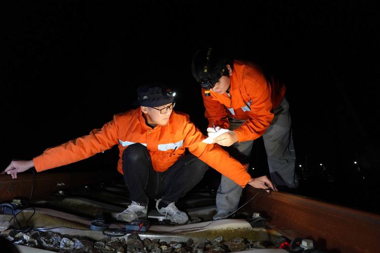 對主橋部分軌道電路相關(guān)信號設(shè)備的限界,電氣特性等基礎(chǔ)數(shù)據(jù)進(jìn)行測量