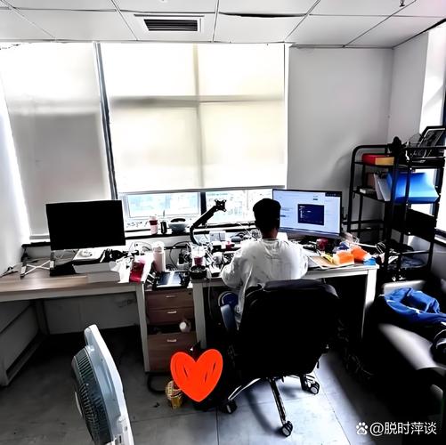 一親戚在杭州搞了個小公司,整個公司就他一人,連辦公室都沒,僅一張